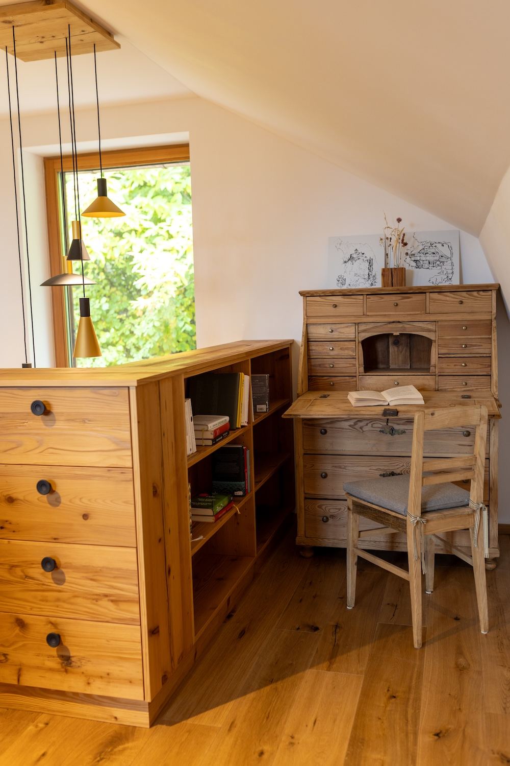 Leseecke mit Holzschreibtisch, Stuhl und Bücherregal