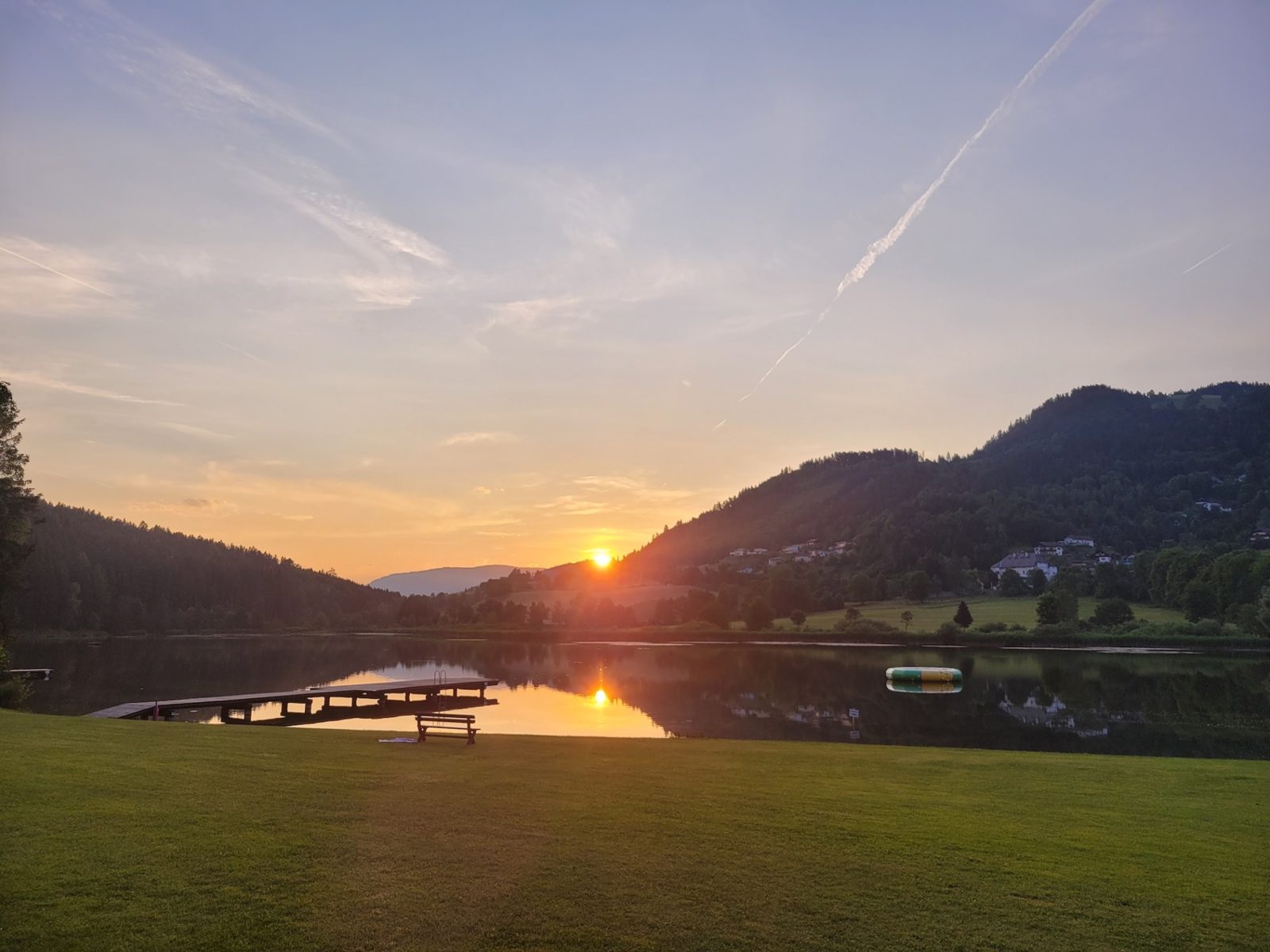 Sonnenuntergang am Urbansee mit Steg und Bergen