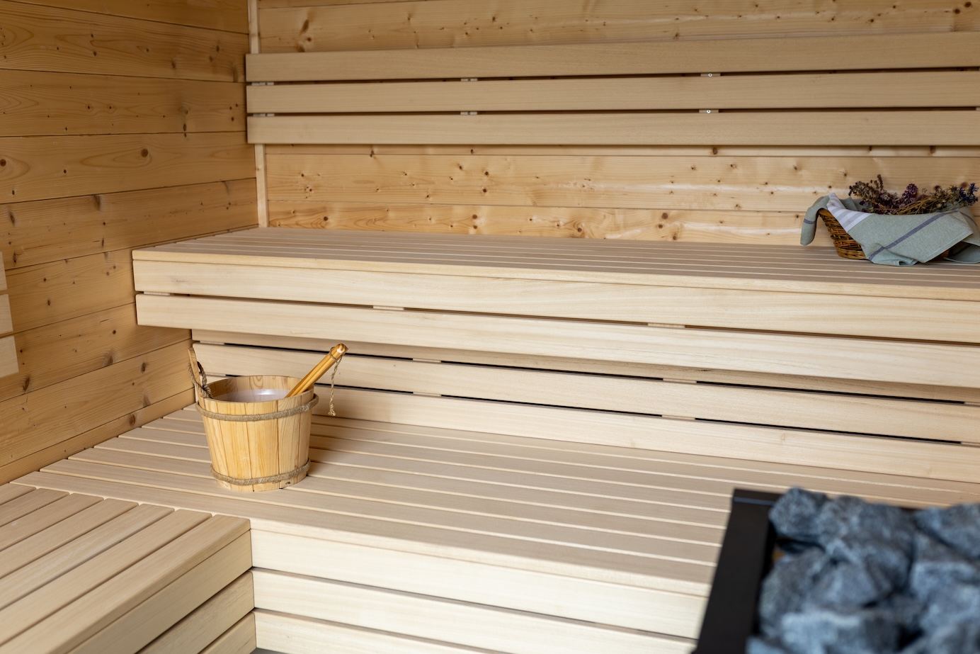 Saunahaus innen mit gestufter Holzbank