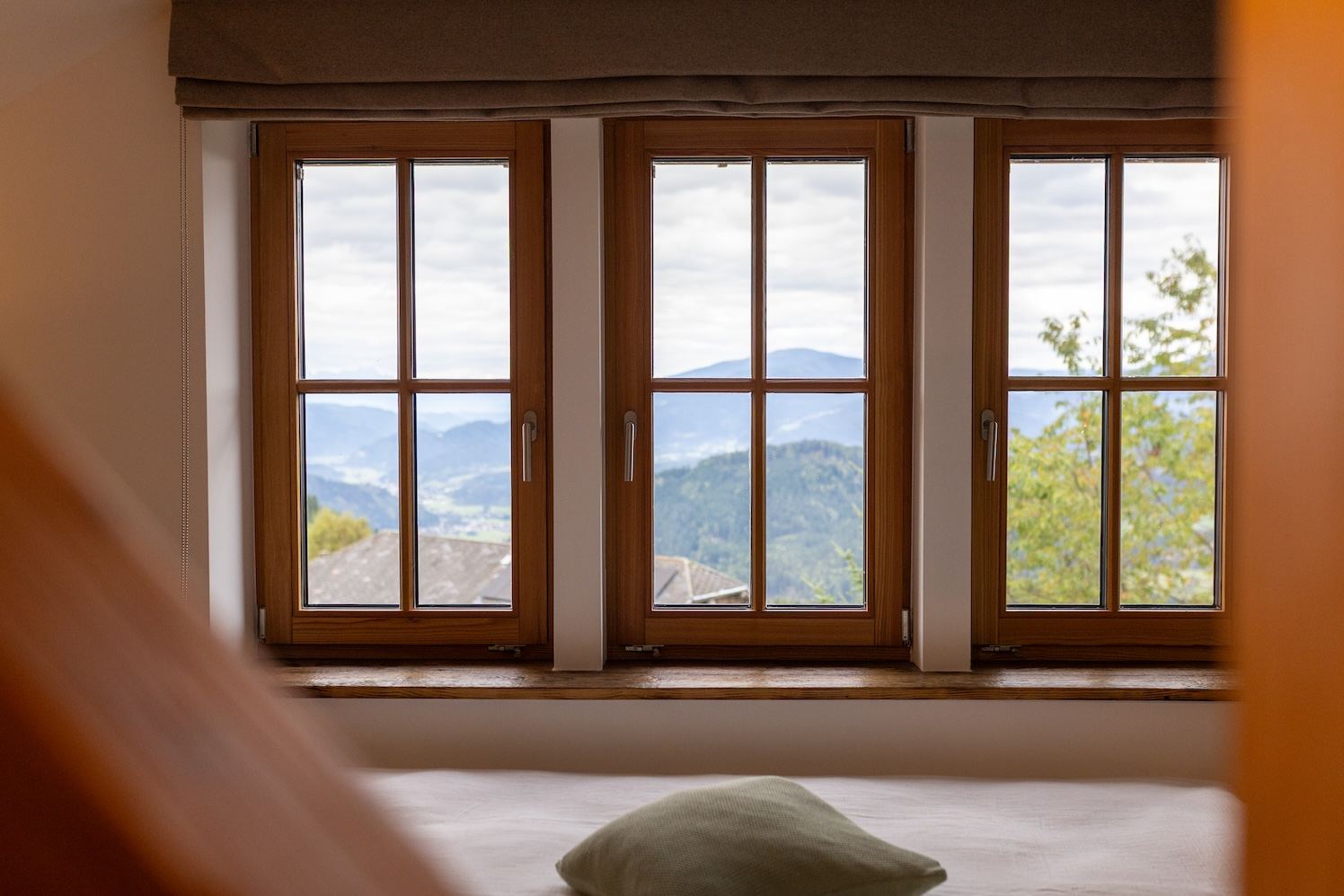 Blick durch drei Holzfenster in die Berge