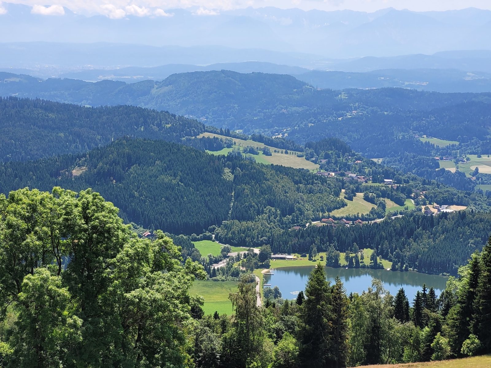 Panoramablick von der Simonhöhe über Wälder und Berge Kärntens